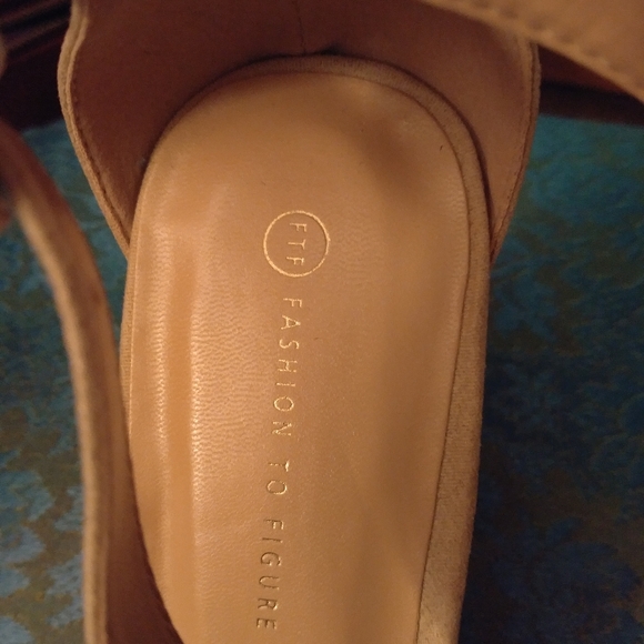 Tan block heel, size 11w - Picture 3 of 8